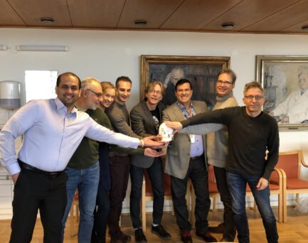 På bilden från höger till vänster: Henrik Bergqvist, Jerker Stigare, Adnan Lidian, Pär Stjärne, Konstantinos Roussos, Pernilla Björnberg, Ali Adnan och Mohammad Saadat. (Báránysalen, Uppsala 14 Mars 2019).